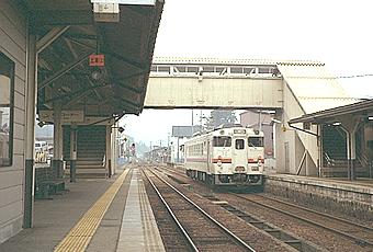写真：跨線橋と笠形ホーム上屋@飛騨古川駅