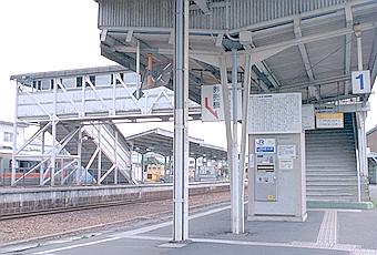 写真：Y形ホーム上屋と跨線橋@伊賀上野駅