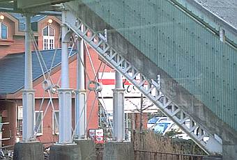 写真：鋳鉄製支柱の跨線橋@石原駅
