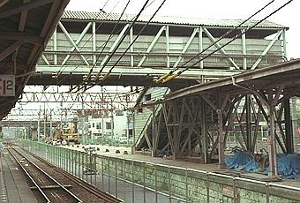 東武太田駅の段形レール利用の跨線橋