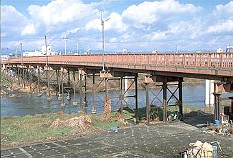 写真：竹田橋（下部の支柱が溝付きレール）