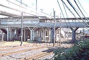 写真：東十条駅構内の跨線橋。赤羽側から