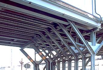 東十条駅構内の跨線人道橋