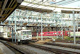 写真：横浜駅構内の跨線人道橋（東海道本線）