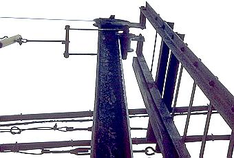 写真：日本鋳造踏切り支柱頂部