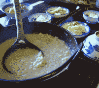 龍神村「丹生ヤマセミ温泉館」で地元の奥さんが作ってくれる、伝統的な茶粥。水分多目で表面にご飯粒があまり見えてこないのが特徴。ちなみに、他の煮物・漬物は全て手作りで強烈なうまさ。脱帽。
