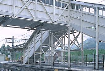 写真：跨線橋と山形ホーム上屋@関ヶ原駅