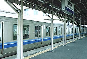 写真：摂津富田駅：ホーム上屋のようす