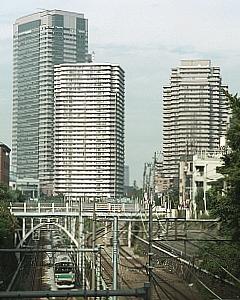 写真：白金桟道橋と恵比須ガーデンプレイス