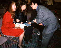 Mollyにサインを求める学生