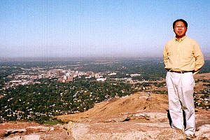 テーブルロック山頂に立つ作者