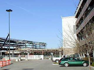 立体駐車場とペデストリアンデッキ