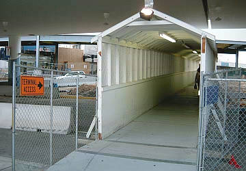 旧ターミナルへの仮設歩道