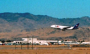ボイジー空港滑走路に着陸する飛行機