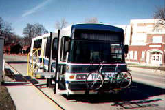 BSU前に停車中のバス