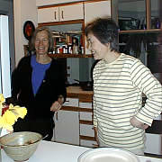 台所に立つJoyceさんと優子さん