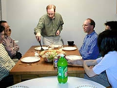 ピザを取り分けるRichard氏