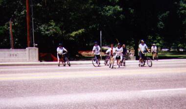道路を横断するサイクラー