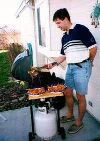 グリルで腕を振るうトロイ氏