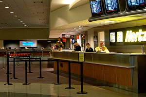 空港のレンタカー会社カウンター