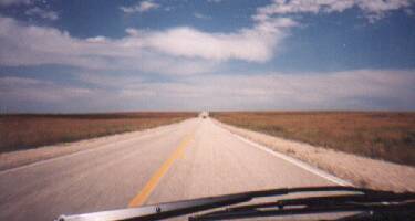 原野を一直線に貫くハイウェイ