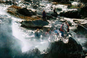 入浴客で賑わう温泉