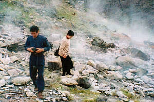 温泉水の流れを見渡す加茂夫妻