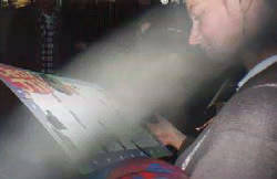 メッセージカードを受け取るJill