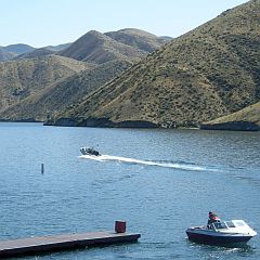 桟橋を離れるボート