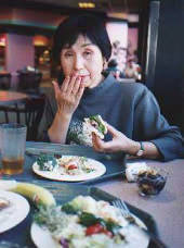 テーブルロックカフェで食事中の母