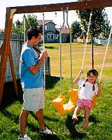 庭のブランコで遊ぶNinoとEmma