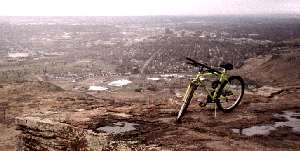 テーブルロック山頂から市街を望む