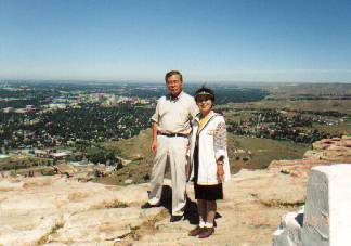 テーブルロック頂上に立つ父母