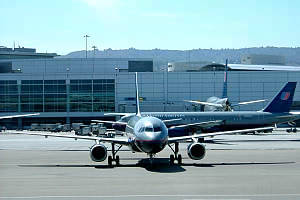 サンフランシスコ空港内を移動するUAの飛行機