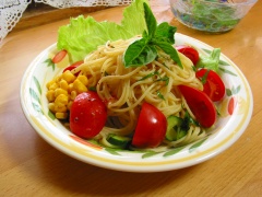 フルーツトマトと夏野菜の冷たいパスタ
