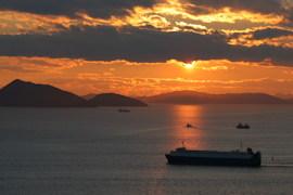 瀬戸内海の島々と夕景