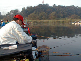 「飯田さん、釣れるぅ？」「アンタと同じぃ」「悲しいねぇ(T_T)」