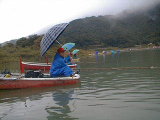 手前は飯田さん。奥は水嶋さん。のんびりムード漂う・・・
