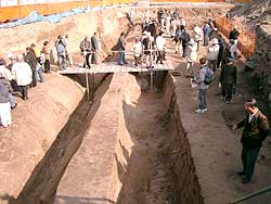 楠・荒田町遺跡で検出された二重堀（現地説明会風景 ） 