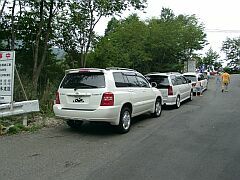 時間区分通行止めの解除時刻を待つ一般車両。思わぬ休憩時間に、子ども連れなどはしばしのプレイタイムと化す。そらまぁ絶対に対向車、来ないもん。