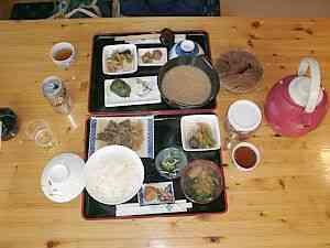 上が茶粥定食、下が鹿肉煮付定食（こすげ茶屋）