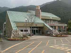 左がお土産屋さん、右がレストラン。結構大きい