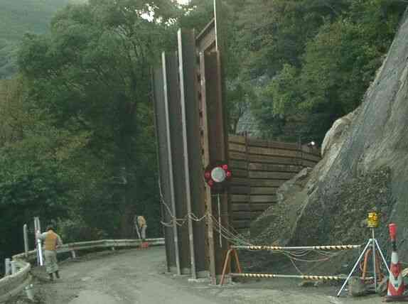 写真右側の巨大な落石、分かります？