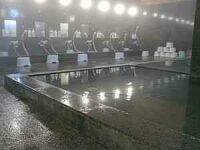 温度が少し高めの内湯。２０人以上、楽に入れそう。