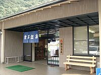 清潔な印象の建物。休憩室の広い窓がいいですね。