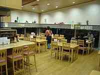 温かい雰囲気の食堂、ビールはドライです