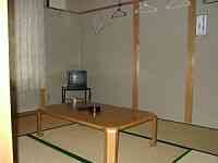 小さい方の居室。４人部屋でしょうか