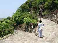 通路に沿ってミニ王子が立てられています。