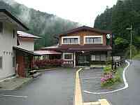 龍神山荘正面。向こうが北側（龍スカ側）