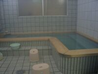 小さめの浴室。